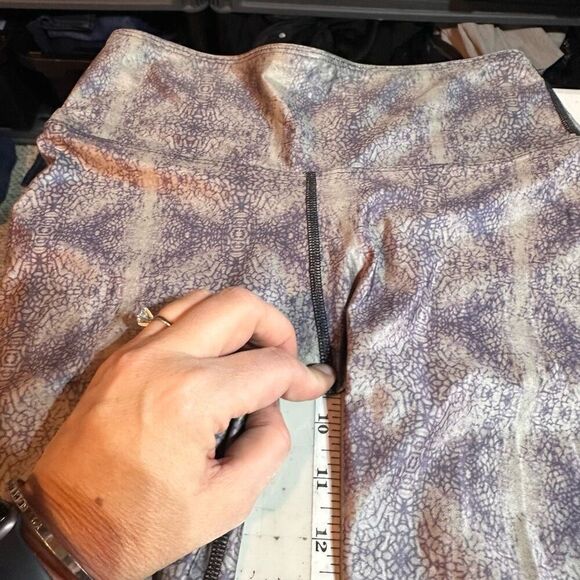 Nux Women's Rio Mid Rise Printed Yoga Cropped Capri Leggings Purple gray Small - Picture 8 of 9